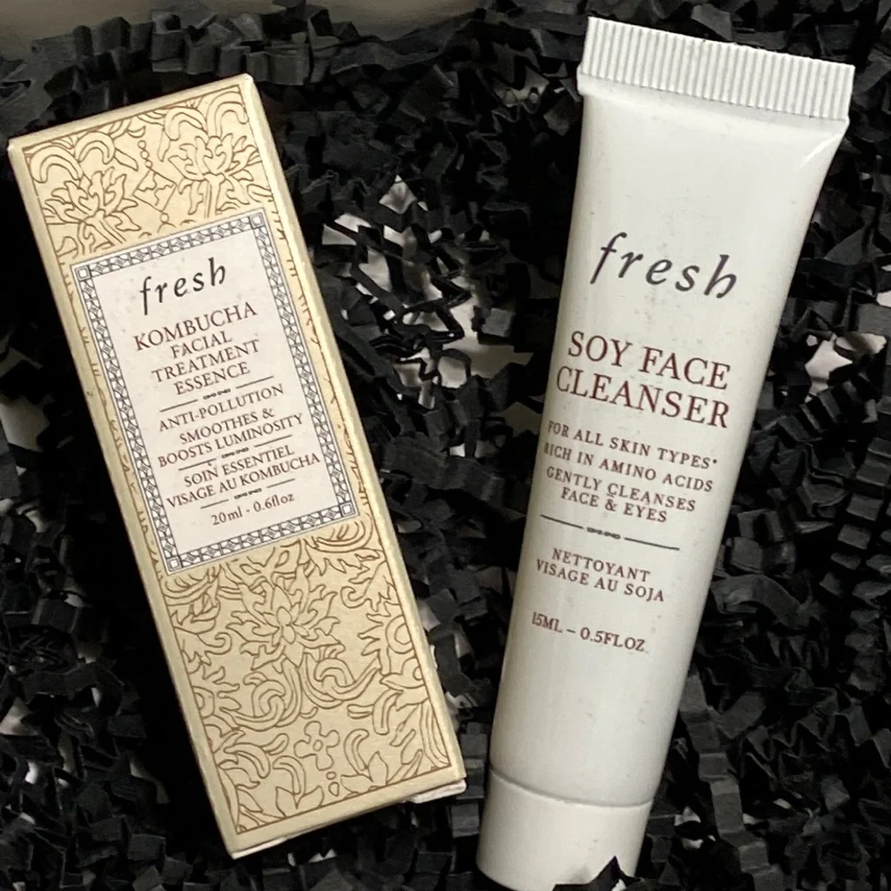 Gift bag FRESH Soy Face Cleanser & Kombucha Facial Treatment Essence travel size